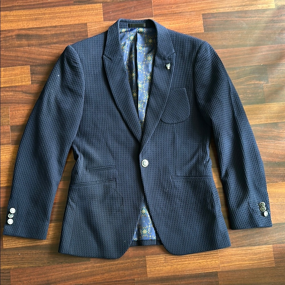 Classic Blue Suit with Notched Lapels and Tailored Fit